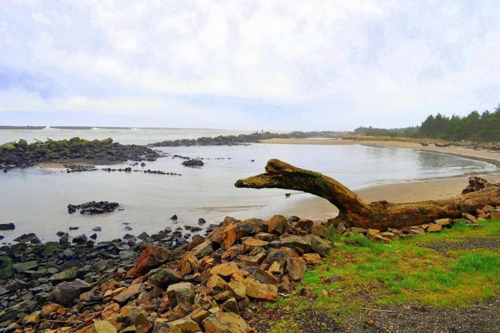 Villa Tiki Escape W/ Amazing Mountain And Marsh Backdrop à Rockaway Beach Extérieur photo