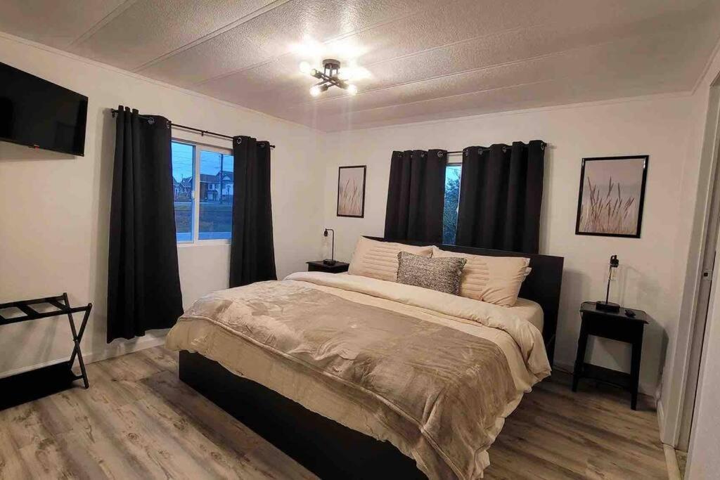 Villa Tiki Escape W/ Amazing Mountain And Marsh Backdrop à Rockaway Beach Extérieur photo