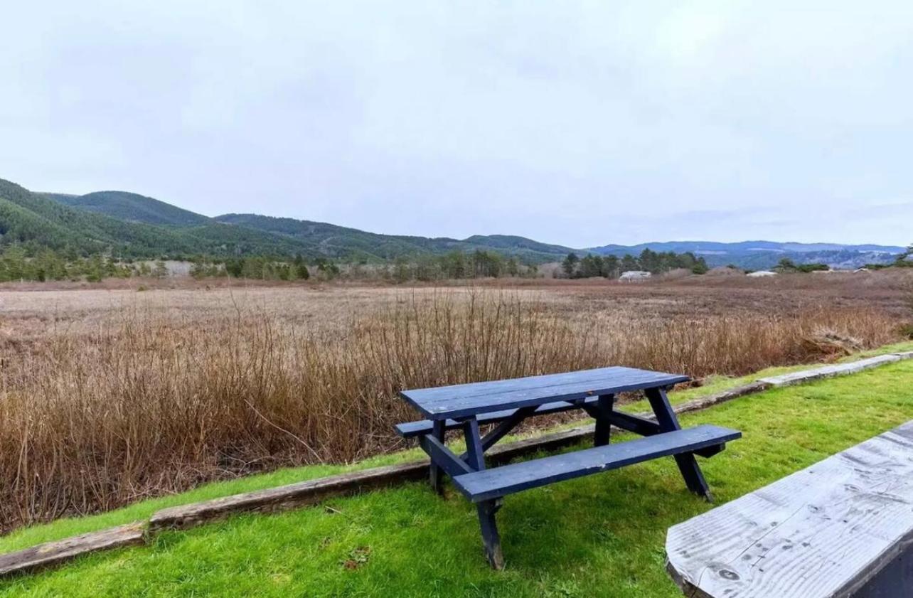 Villa Tiki Escape W/ Amazing Mountain And Marsh Backdrop à Rockaway Beach Extérieur photo