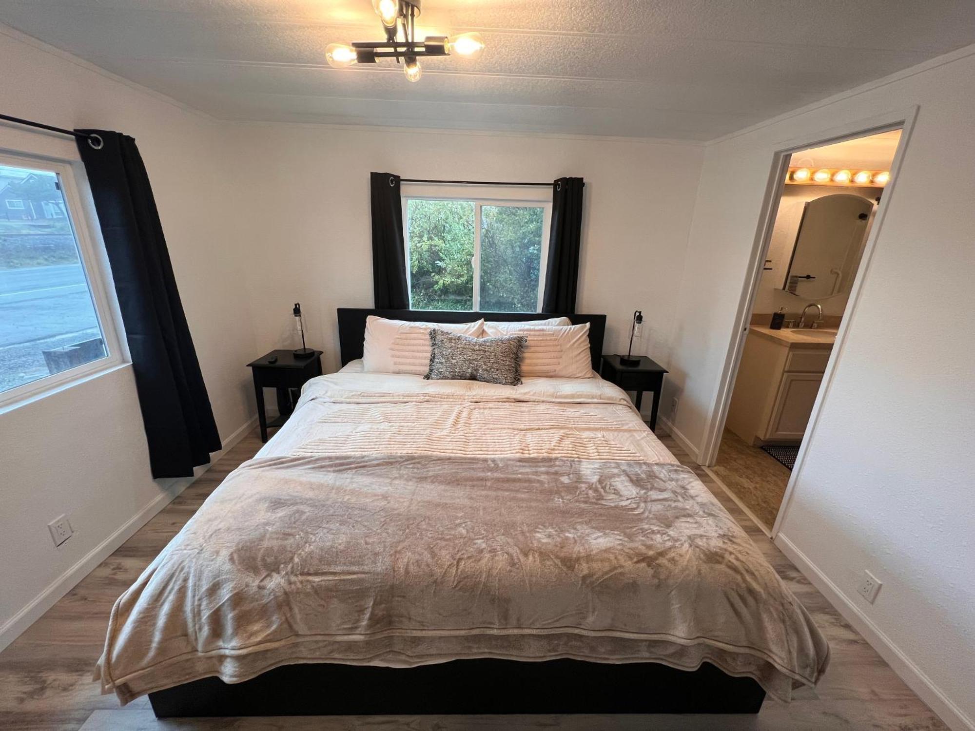 Villa Tiki Escape W/ Amazing Mountain And Marsh Backdrop à Rockaway Beach Extérieur photo