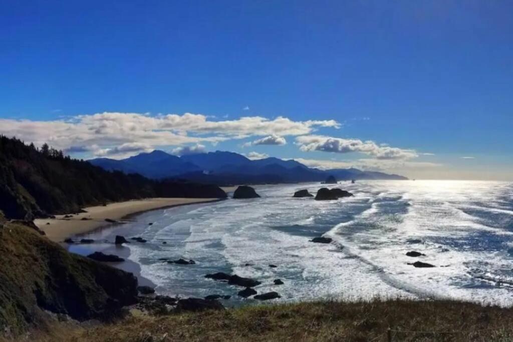 Villa Tiki Escape W/ Amazing Mountain And Marsh Backdrop à Rockaway Beach Extérieur photo