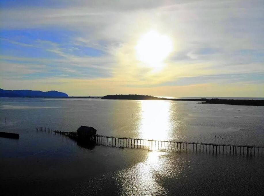 Villa Tiki Escape W/ Amazing Mountain And Marsh Backdrop à Rockaway Beach Extérieur photo