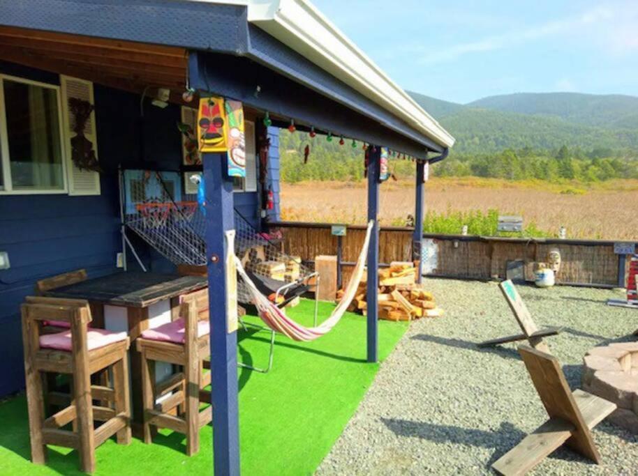 Villa Tiki Escape W/ Amazing Mountain And Marsh Backdrop à Rockaway Beach Extérieur photo